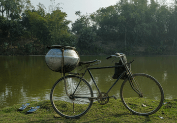 אופניים על גדת הנהר